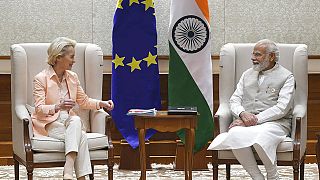 La présidente de la Commission européenne Ursula von der Leyen à gauche et le premier ministre indien Narendra Modi à droite lors d'une rencontre à New Delhi en Inde