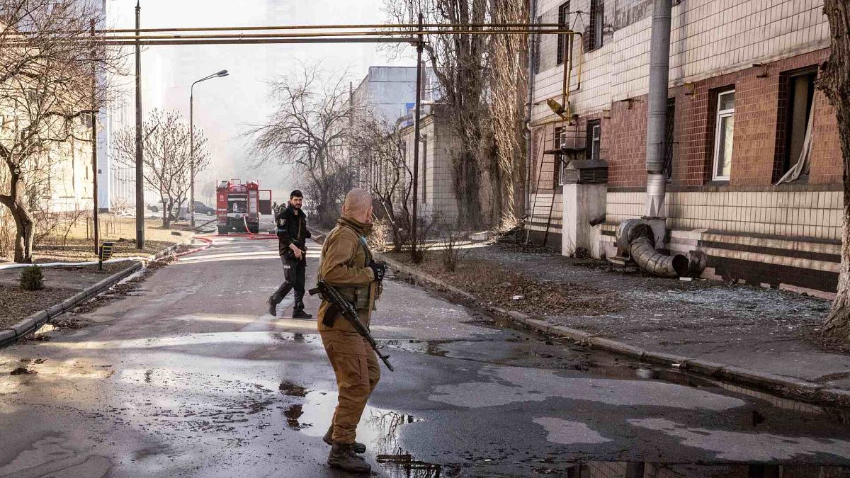 جندي أوكراني يسير قرب الأكاديمية الوطنية الأوكرانية للعلوم، بعد غارة بطائرات بدون طيار، في شمال غرب كييف، 22 مارس 2022.