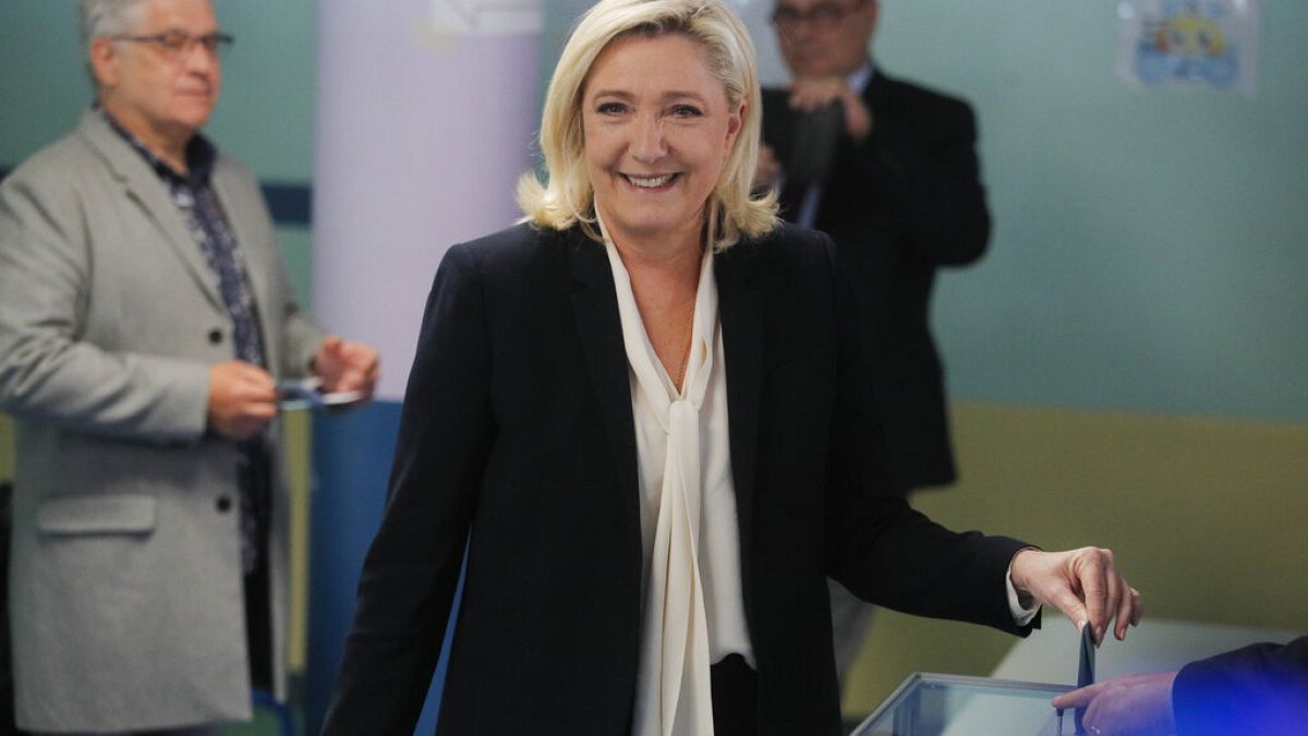 Marine Le Pen, candidate de l'extrême droite française, vote à Henin-Beaumont, dans le nord de la France, dimanche 24 avril 2022. 