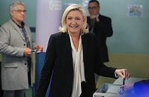 Marine Le Pen, candidate de l'extrême droite française, vote à Henin-Beaumont, dans le nord de la France, dimanche 24 avril 2022. 