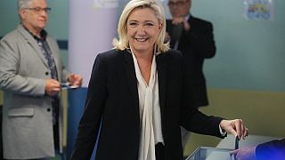 Marine Le Pen, candidate de l'extrême droite française, vote à Henin-Beaumont, dans le nord de la France, dimanche 24 avril 2022.