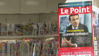 Imagen de un kiosko con la foto de Macron en el semanario Le Point