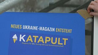 Werbung des Magazins "Katapult" an der Eingangstür des Büros in Greifswald