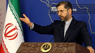 المتحدث باسم وزارة الخارجية الإيرانية سعيد خطيب زاده يتحدث إلى وسائل الإعلام خلال مؤتمر صحفي في طهران، إيران، 25 أبريل 2022