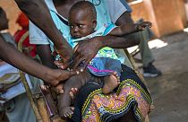 ARCHIVO - Un bebé es inyectado con la primera vacuna del mundo contra la malaria en un programa piloto, 11/12/2019, Tomali, Malawi