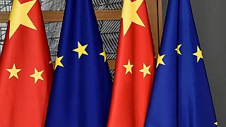 Banderas de la Unión Europea y de China colocadas en el interior del Edificio Europa, en Bruselas, el 17 de diciembre de 2019.