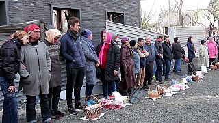 Ostern in Mariupol: Gläubige warten auf Priester, um Kuchen und Eier segnen zu lassen