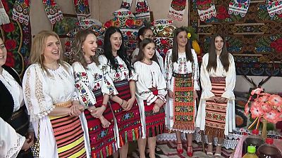 Румынские девушки встречают гостей в Поливальный понедельник