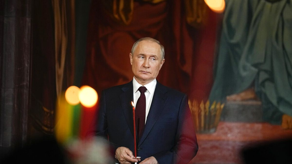 Vladímir Putin durante la misa de Pascua ortodoxa en Moscú.