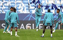 Gareth Bale, du Real Madrid, au centre, donne un coup de pied au ballon lors d'une séance d'entraînement à l'Etihad Stadium, à Manchester, en Angleterre, lundi 25 avril 2022,