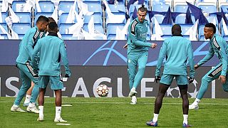 Gareth Bale, du Real Madrid, au centre, donne un coup de pied au ballon lors d'une séance d'entraînement à l'Etihad Stadium, à Manchester, en Angleterre, lundi 25 avril 2022,