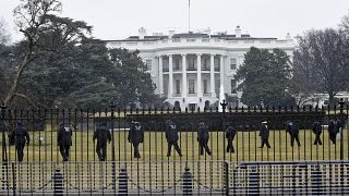 الصورة من خارج البيت الأبيض يوم الاثنين 26 يناير، 2015. بعد الاشتباه بوجود جسم غريب