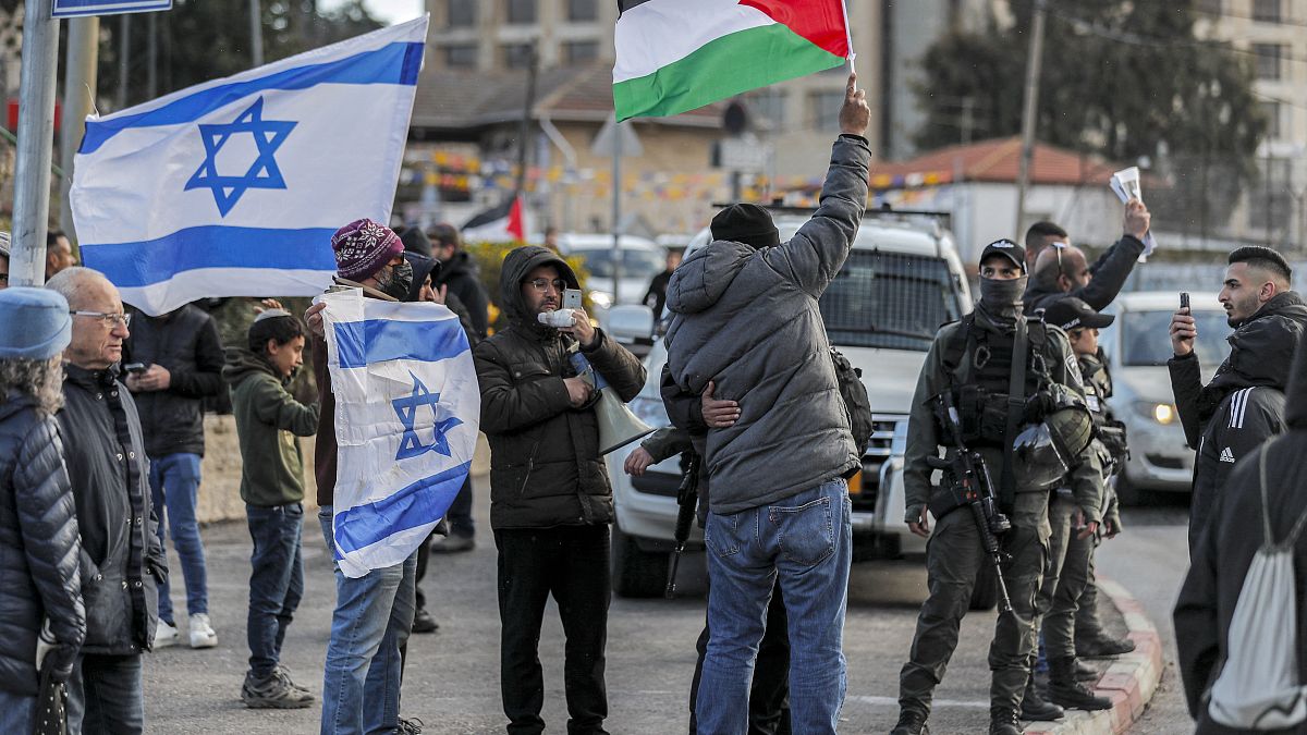 عشرات النشطاء المدافعين عن حقوق الإنسان ومن بينهم إسرائيليين وفلسطينيين في وقفة احتجاجية أمام "محكمة الصلح" الإسرائيلية