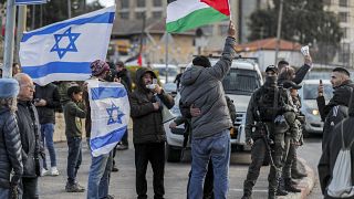 عشرات النشطاء المدافعين عن حقوق الإنسان ومن بينهم إسرائيليين وفلسطينيين في وقفة احتجاجية أمام "محكمة الصلح" الإسرائيلية