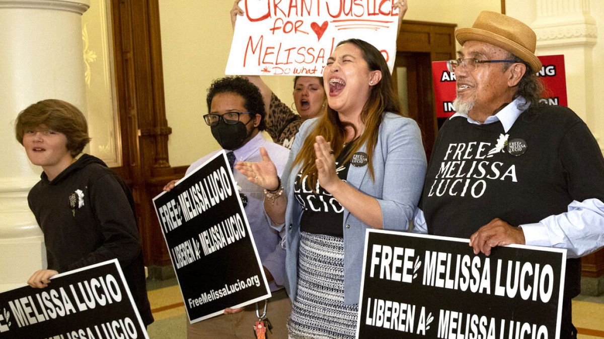Familiares y amigos de Melissa Lucio celebran la suspensión de la ejecución