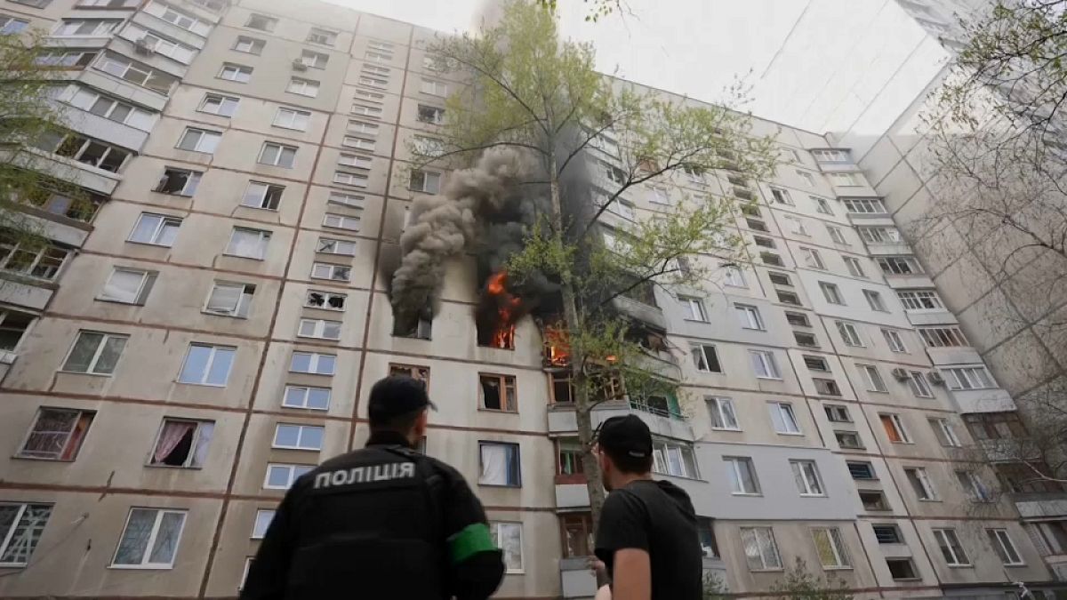 آثار قصف روسي على مبنى سكني في خاركيف