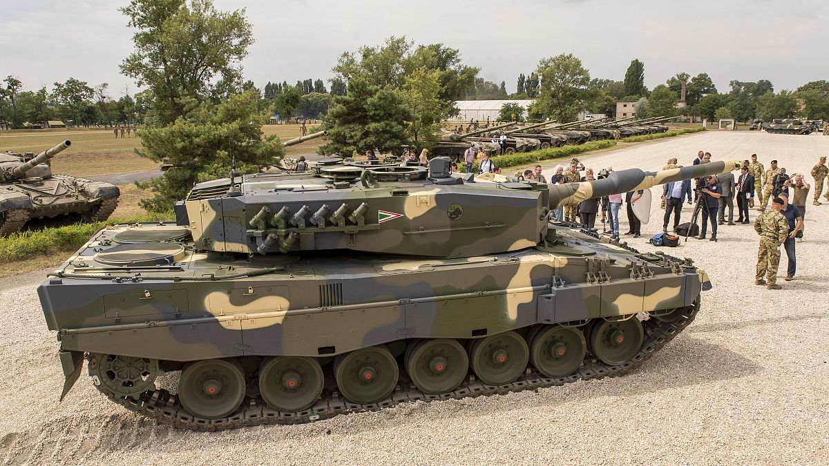 Übergabe der ersten vier Leopard 2A4HU-Panzer an die ungarische Armee in Tata (2020)