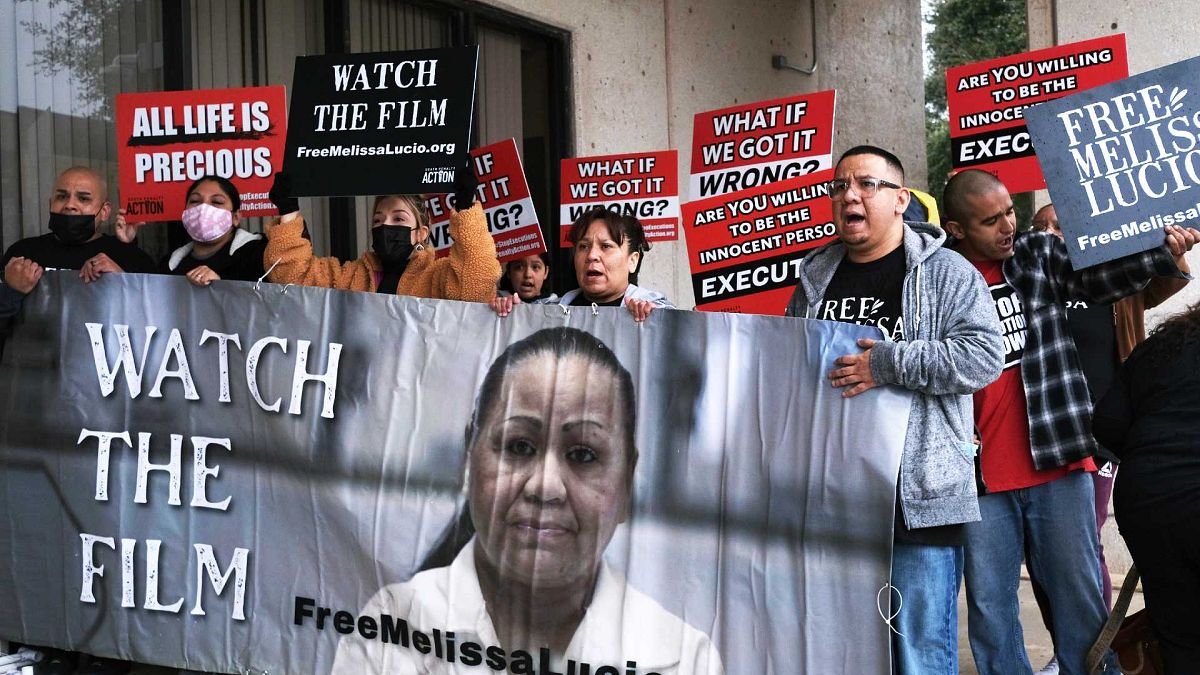 أقارب وأصدقاء ميليسا لوسيو يطالبون بإطلاق سراحها قرب المدخل الإداري لمحكمة مقاطعة كاميرون في براونزفيل، تكساس، الولايات المتحدة، الاثنين 7 فبراير 2022
