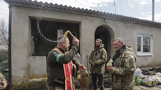 Egy káplán megáldja az ukrán katonákat az ortodox húsvét napján