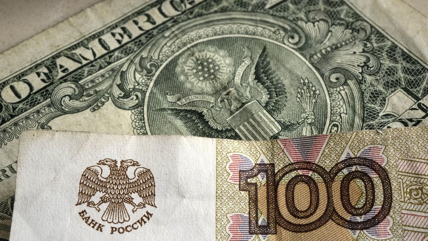 Pilhas De Moedas Contra A Bandeira Da Rússia. Regressão Econômica