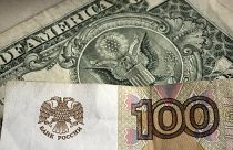 Le rouble est l'une des cibles des sanctions européennes et américaines