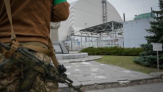 جندي أوكراني يقف قرب محطة تشيرنوبيل للطاقة النووية في أوكرانيا. 2022/04/16