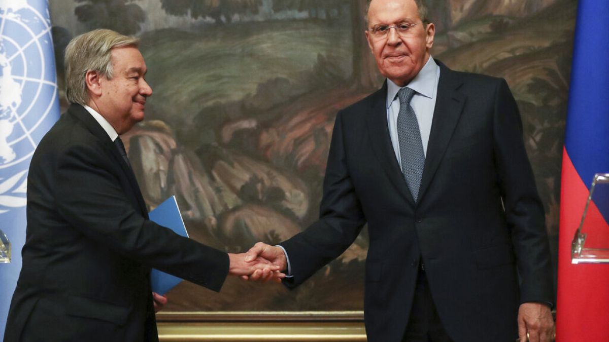 El ministro de Asuntos Exteriores ruso, Serguéi Lavrov y el secretario general de la ONU, Antonio Guterres, se dan la mano durante su reunión en Moscú, Rusia, 26/4/2022