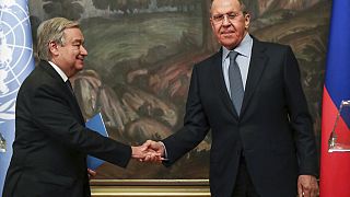 El ministro de Asuntos Exteriores ruso, Serguéi Lavrov y el secretario general de la ONU, Antonio Guterres, se dan la mano durante su reunión en Moscú, Rusia, 26/4/2022