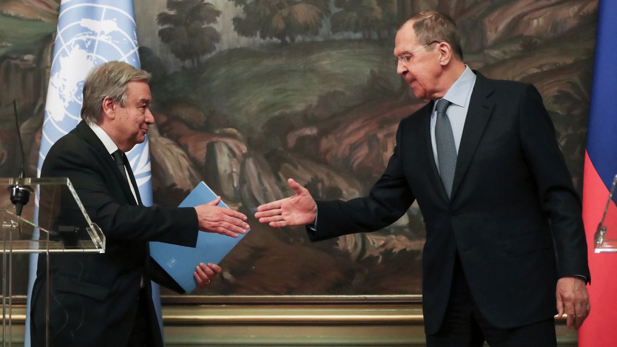 Poignée de main entre António Guterres et Sergueï Lavrov à Moscou