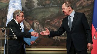 Poignée de main entre António Guterres et Sergueï Lavrov à Moscou