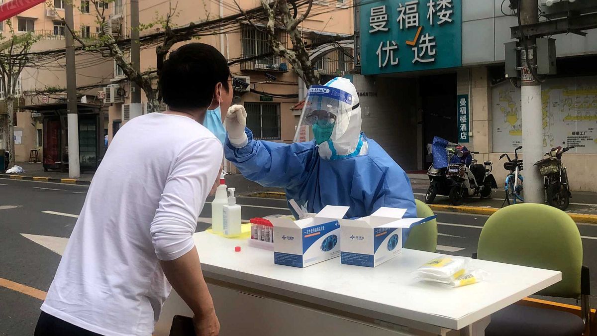 عامل طبي يجري اختبارات كوفيد-19 للسكان في شنغهاي،الصين، الأحد 10 أبريل 2022 