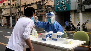 عامل طبي يجري اختبارات كوفيد-19 للسكان في شنغهاي،الصين، الأحد 10 أبريل 2022