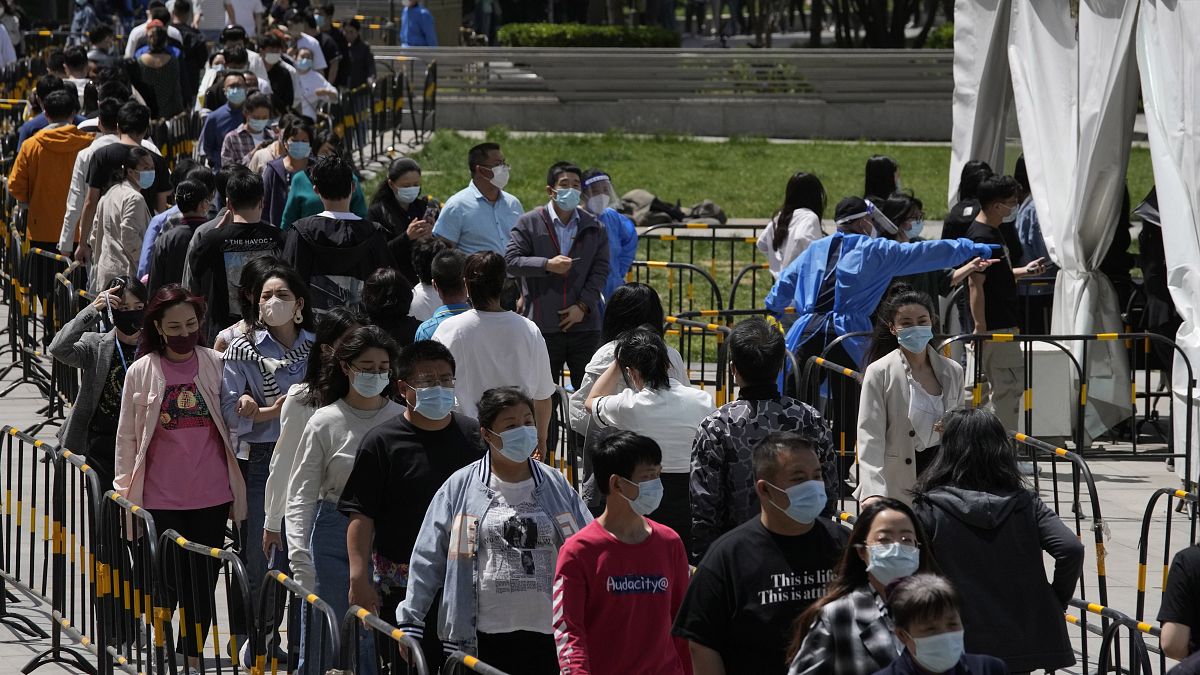 Koronavírus-tesztelésre váró emberek Peking Haidian városrészében 2022. április 26-án