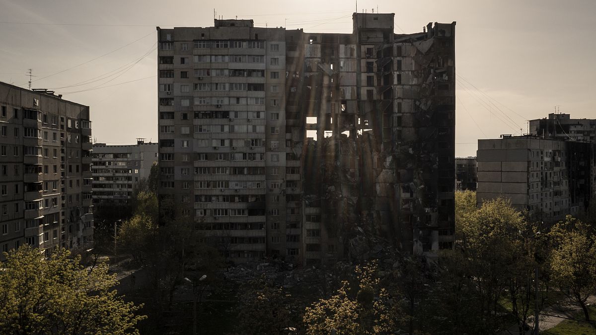 Orosz támadásban megrongálódott lakóépület a kelet-ukrajnai Harkivban