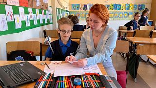 Le petit Dimitri et sa mère dans une classe d'une école hongroise.
