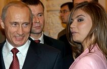 Rusya Devlet Başkanı Vladimir Putin, romantik beraberlik yaşadığı iddia edilen eski cimnastikçi Alina Kabaeva ile sohbet ederken