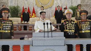 KIm Jong Un Kim vestido con un traje ceremonial militar blanco junto con otros altos cargos del gobierno