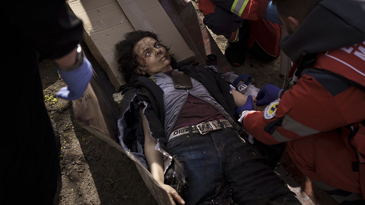 ARCHIVO - Una mujer herida en un ataque ruso es tratada por los trabajadores de emergencia en Járkov, Ucrania, 16/4/2022
