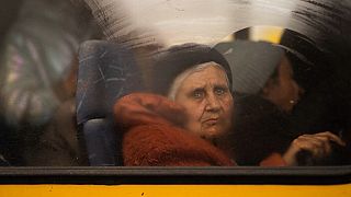 Mariupolból elmenekült idős asszony Zaporizsjában