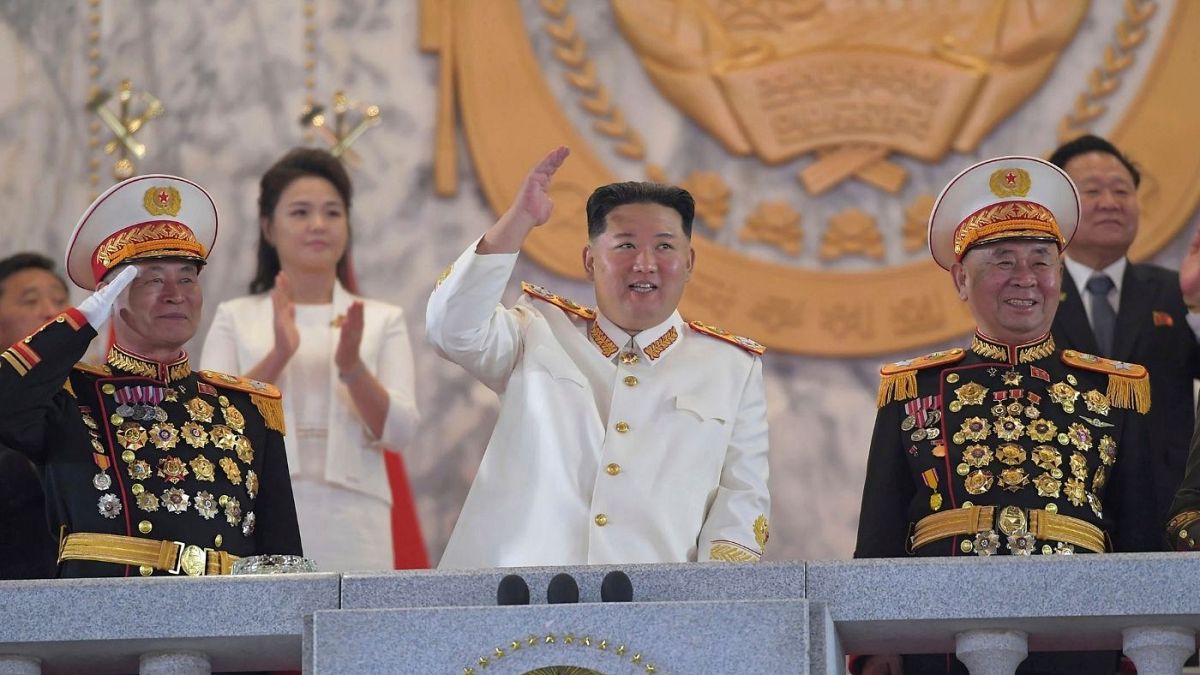 کیم‌ جونگ اون، رهبر کره‌ شمالی در مراسم رژه نظامی از توسعه زرادخانه هسته‌ای سخن گفت