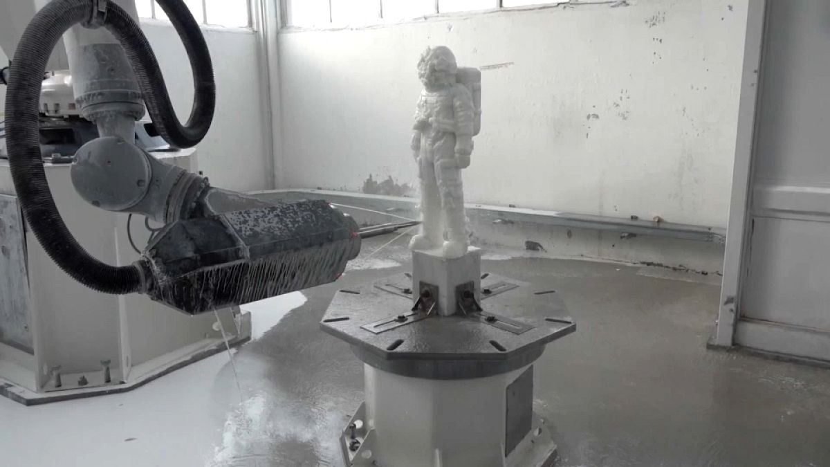 Робот-скульптор работает в Карраре
