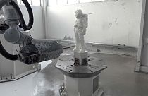 Робот-скульптор работает в Карраре