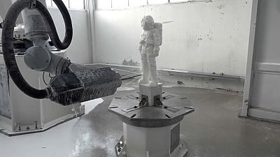 روبوت ينحت تمثالا
