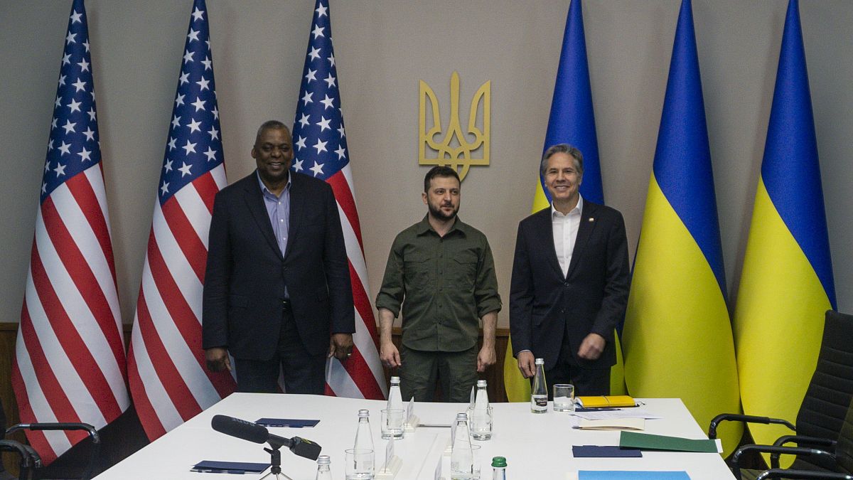 Volodimir Zelenszkij ukrán elnök, Antony Blinken amerikai külügyminiszter és Lloyd Austin amerikai védelmi miniszter Kijevben 2022. április 24-én