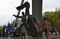 «تندیس دوستی ملل» که نشان دوستی روسیه و اوکراین بود به زمین کشیده شد