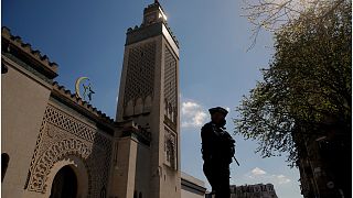 شرطي خلال دورية من أمام مسجد باريس