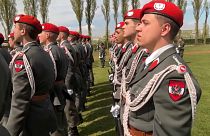 Fahnenappell österreichischer Soldaten in Korneuburg nahe Wien