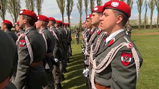 Fahnenappell österreichischer Soldaten in Korneuburg nahe Wien