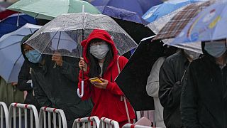 Havitantes de Pequim, China, aguardam por fazer teste à covid-19