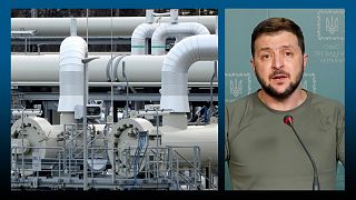 A g. : installation gazière du groupe russe Gazprom (le 15/02/2022) // A dr. : le président ukrainien V. Zelensky à Kyiv le 26/04/2022